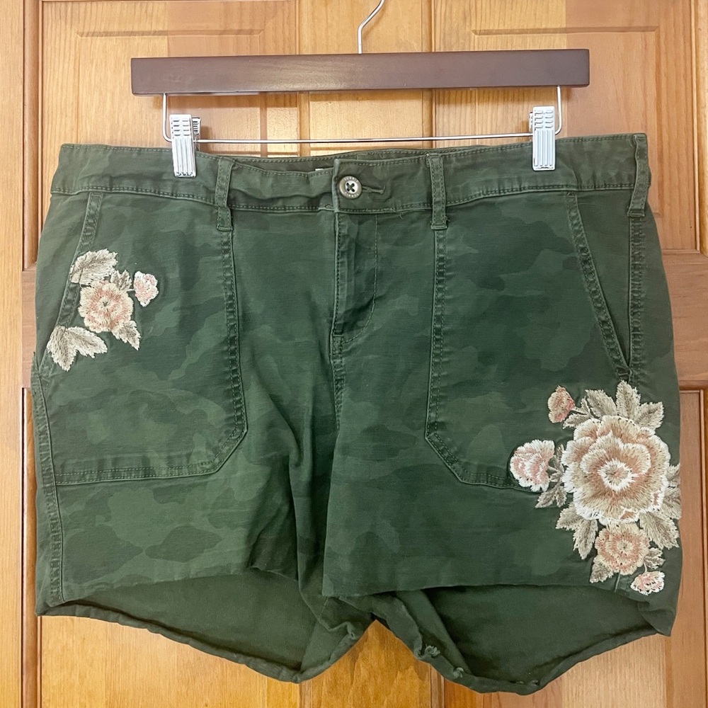 Torrid Camo Floral Embroidered Shorts Womens Size 18 Olive Green‎